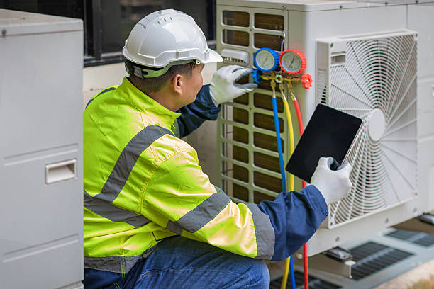 Professional Hvac technician working in Saybrook, IL